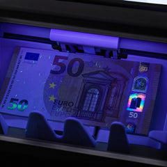 Falschgeldprüfung: 50-Euro-Schein unter UV-Licht