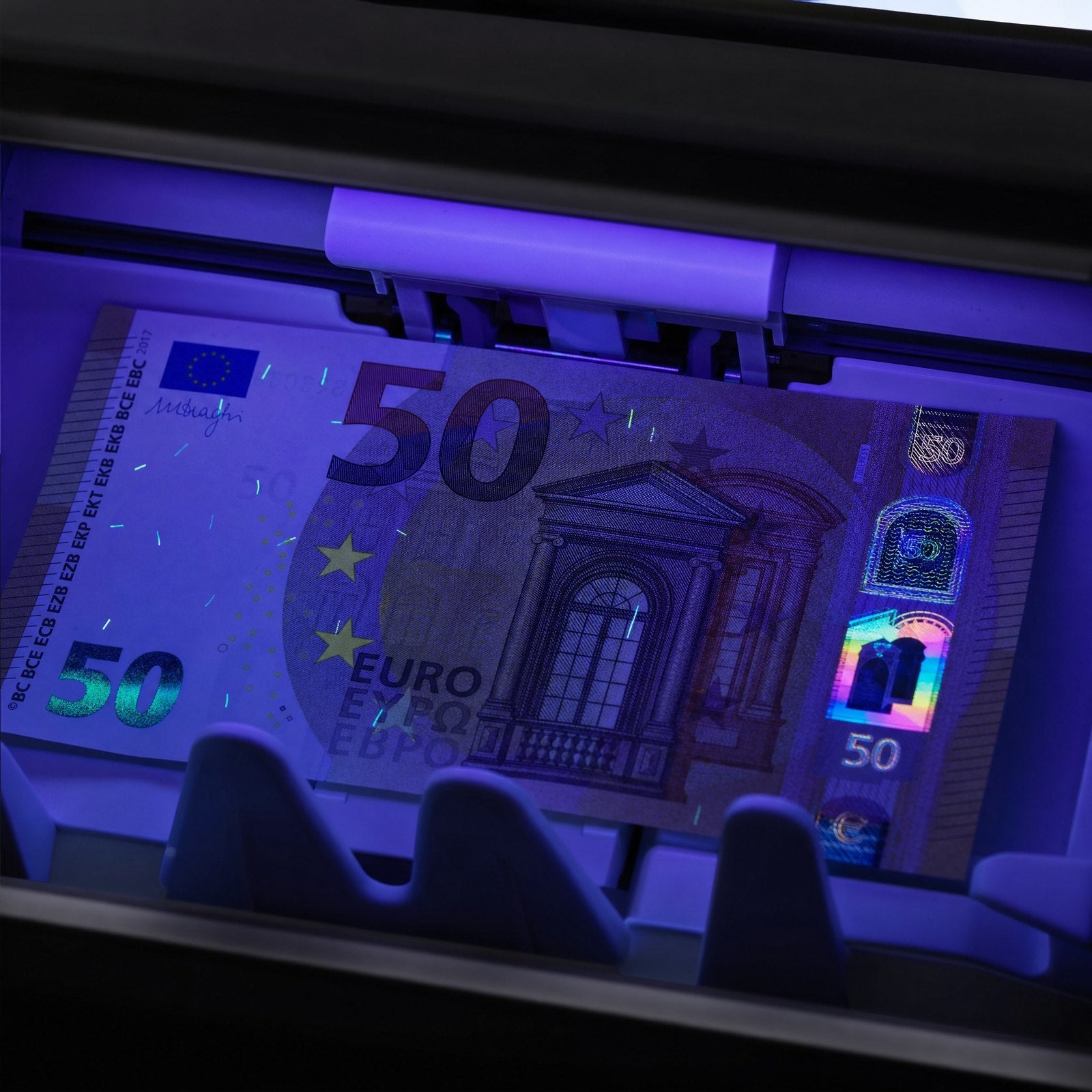 Falschgeldprüfung: 50-Euro-Schein unter UV-Licht